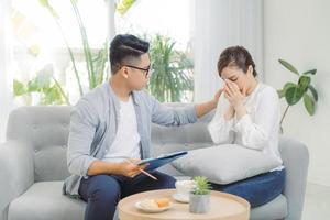 traitement psychologique. psychologue professionnel aidant son patient tout en ayant une séance avec lui. photo