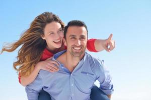 heureux jeune couple romantique s'amuser se détendre photo