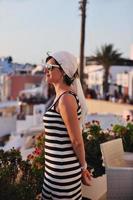 femme grecque dans les rues d'oia, santorin, grèce photo