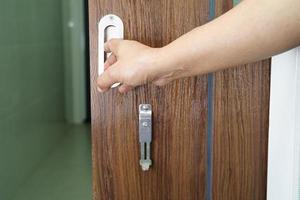 une patiente asiatique utilise le rail de support des toilettes dans la salle de bain, la barre d'appui de sécurité de la main courante, la sécurité dans l'hôpital de soins infirmiers. photo