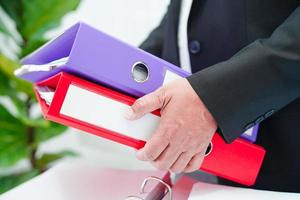 femme d'affaires occupée à travailler avec des documents au bureau. photo