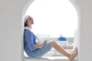 femme grecque dans les rues d'oia, santorin, grèce photo