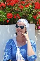 femme grecque dans les rues d'oia, santorin, grèce photo