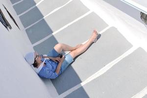 femme grecque dans les rues d'oia, santorin, grèce photo