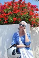 femme grecque dans les rues d'oia, santorin, grèce photo