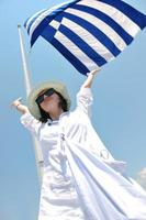 femme grecque dans les rues d'oia, santorin, grèce photo