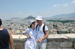 Heureux jeune couple de touristes en Grèce photo