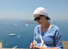 femme grecque dans les rues d'oia, santorin, grèce photo