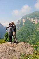 heureux jeune couple sautant en l'air photo