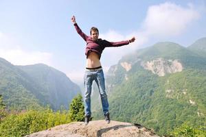 l'homme saute dans la nature photo