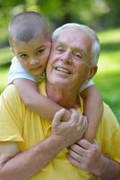 heureux grand-père et enfant dans le parc photo