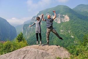 heureux jeune couple sautant en l'air photo