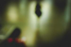silhouette humaine floue dans un métro photo