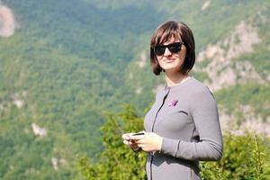 portrait de jeune femme heureuse dans la nature photo