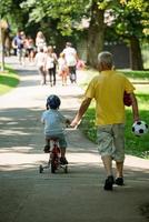 grand-père et enfant s'amusent dans le parc photo