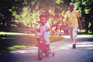 grand-père et enfant s'amusent dans le parc photo