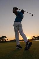 golfeur frappant un long coup photo