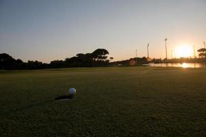 balle de golf sur le bord du trou photo