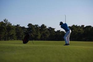 golfeur frappant un long coup photo