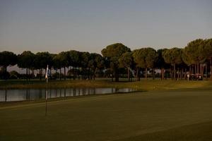 parcours de golf au coucher du soleil photo