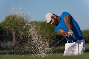 golfeur professionnel frappant un coup de bunker de sable photo