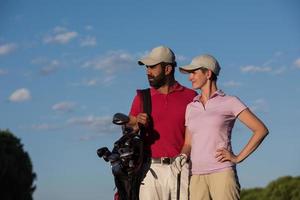 portrait de couple sur un terrain de golf photo