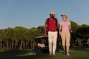 couple marchant sur un terrain de golf photo