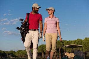 couple marchant sur un terrain de golf photo