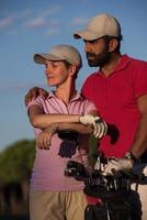 portrait de couple sur un terrain de golf photo