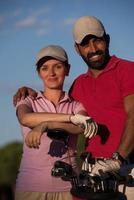 portrait de couple sur un terrain de golf photo