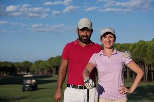 portrait de couple sur un terrain de golf photo