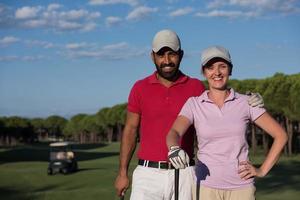 portrait de couple sur un terrain de golf photo