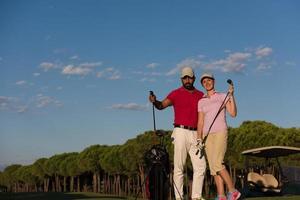 portrait de couple sur un terrain de golf photo