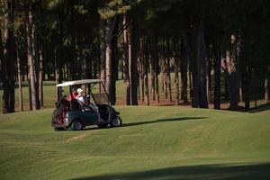 couple en buggy sur un terrain de golf photo