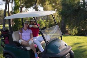 couple en buggy sur un terrain de golf photo