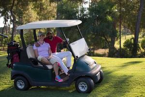 couple en buggy sur un terrain de golf photo