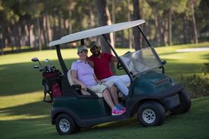 couple en buggy sur un terrain de golf photo