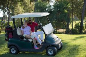 couple en buggy sur un terrain de golf photo