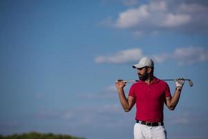 Beau portrait de joueur de golf du Moyen-Orient au cours photo