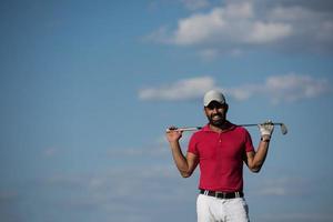 Beau portrait de joueur de golf du Moyen-Orient au cours photo