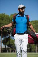 joueur de golf marche et sac de transport photo