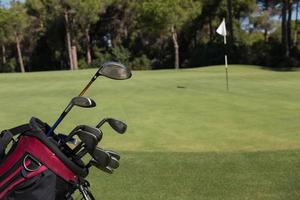 sac de golf en gros plan sur le parcours photo