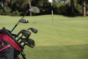 sac de golf en gros plan sur le parcours photo