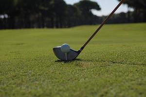 joueur de golf plaçant la balle sur le tee photo