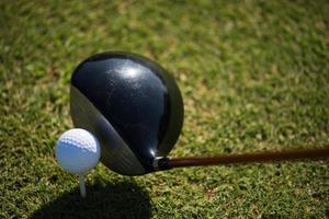 vue de dessus du club de golf et balle dans l'herbe photo