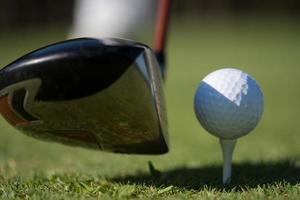 club de golf et balle dans l'herbe photo