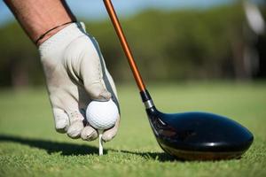 joueur de golf plaçant la balle sur le tee photo