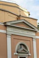 grande église au centre de rome, italie. photo