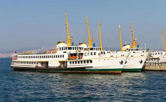 bateaux de ferry dans le port photo