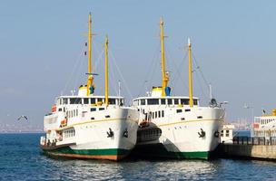 bateaux de ferry dans le port photo